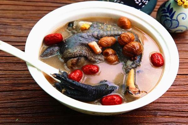 烏雞燉湯的方法和配料有哪些？烏雞花膠湯烹飪技巧有哪些？