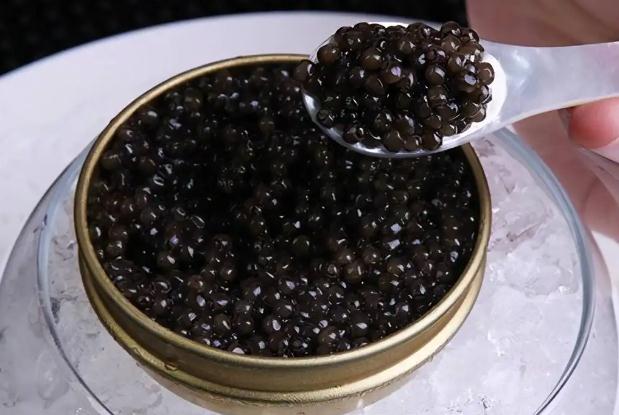 魚子醬沙拉的做法是什么？吃魚子醬配什么酒？