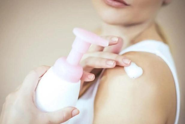 身體乳是洗完澡擦干后涂嗎？身體乳用完要洗掉嗎？