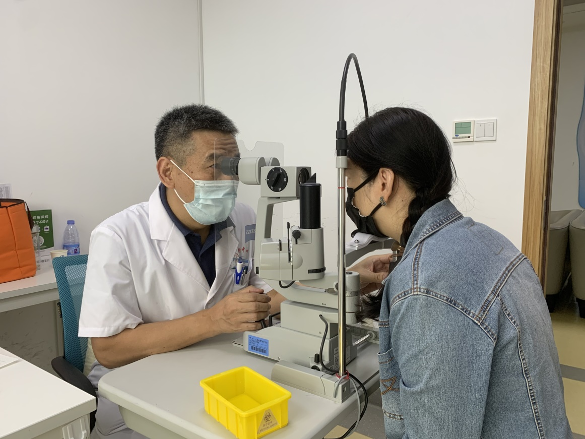 廈門眼科中心：中年女子想做近視手術(shù) 卻遭遇“老花”危機(jī)？