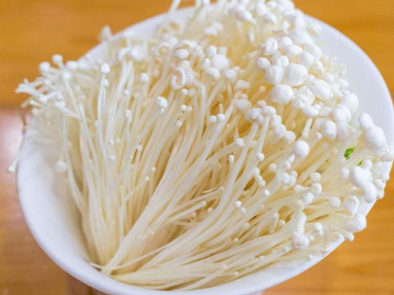 吃金針菇有助于排便嗎 膳食纖維促進(jìn)腸胃蠕動