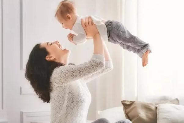 嬰兒溢奶頻繁是消化不良嗎？嬰兒溢奶從鼻子里冒出來有什么危害？