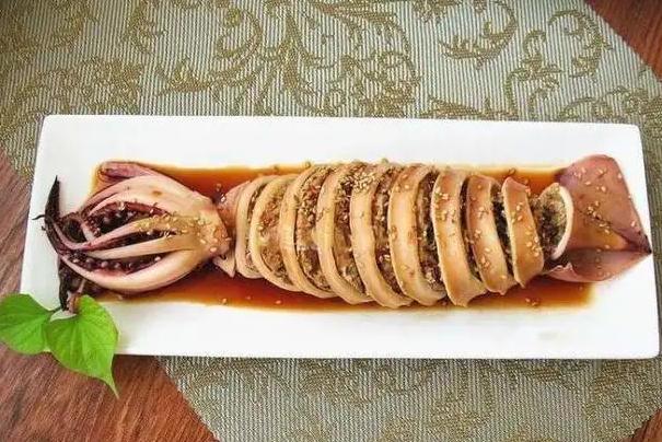 怎么挑選新鮮的魷魚(yú)？魷魚(yú)哪些地方不能吃？