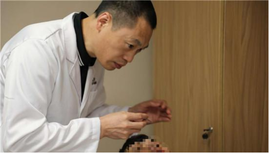 廣州?，斞劭埔τ陆淌卺t(yī)術精湛 讓孩子重見光明 重現笑容
