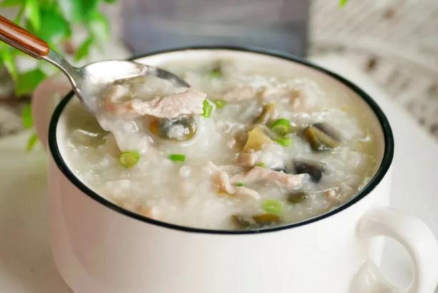 皮蛋瘦肉粥皮蛋要先煮熟嗎？皮蛋瘦肉粥的做法是什么？