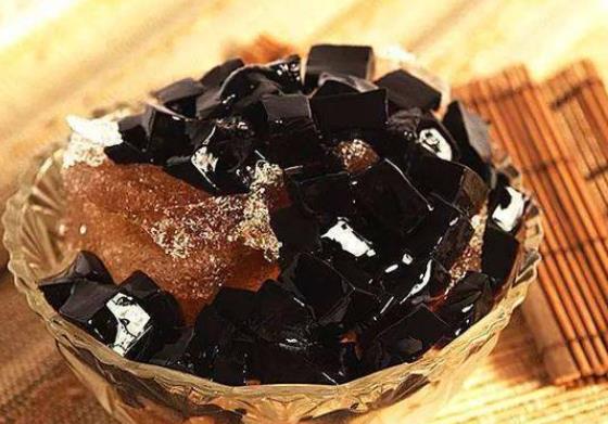 龜苓膏發(fā)苦怎么回事 由中藥材制成,有苦味屬正?，F(xiàn)象