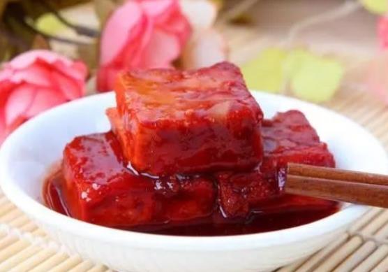 腐乳長(zhǎng)白毛還能吃嗎 白色霉菌不影響食用,綠霉危害健康