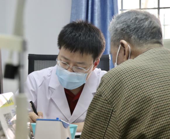 角膜炎拖成角膜穿孔！高齡老人在福州眼科醫(yī)院接受羊膜移植
