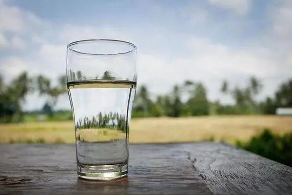 早上喝鹽水好還是喝白開(kāi)水好？夏天喝茶好還是喝白開(kāi)水好？
