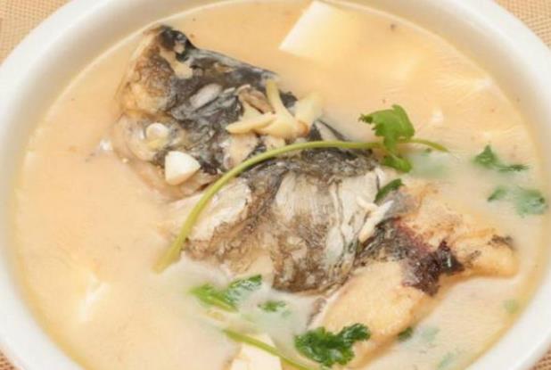 喝魚(yú)頭豆腐湯可以下奶嗎 蛋白質(zhì)含量豐富助于乳汁分泌