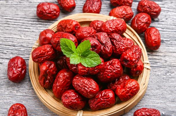 紅棗可以生吃嗎？紅棗里面黑了還能吃嗎？