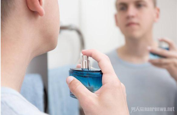 不同年齡男士怎么選香水？男士香水多久噴一次？