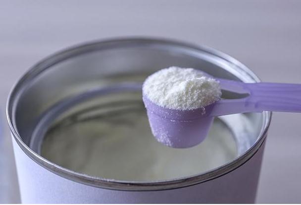 防過敏的嬰兒奶粉有哪些？奶粉有腥味是怎么回事？