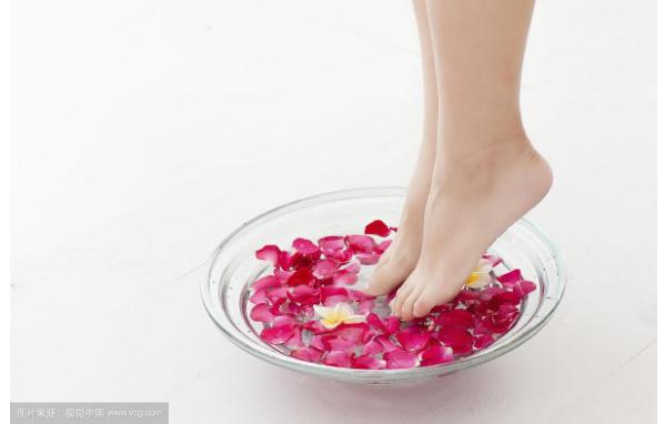 玫瑰花泡腳有什么好處？玫瑰花和什么搭配泡腳好？