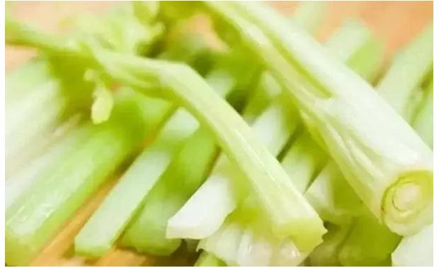 引起女性白癜風病因有哪些？白癜風可以吃芹菜嗎？