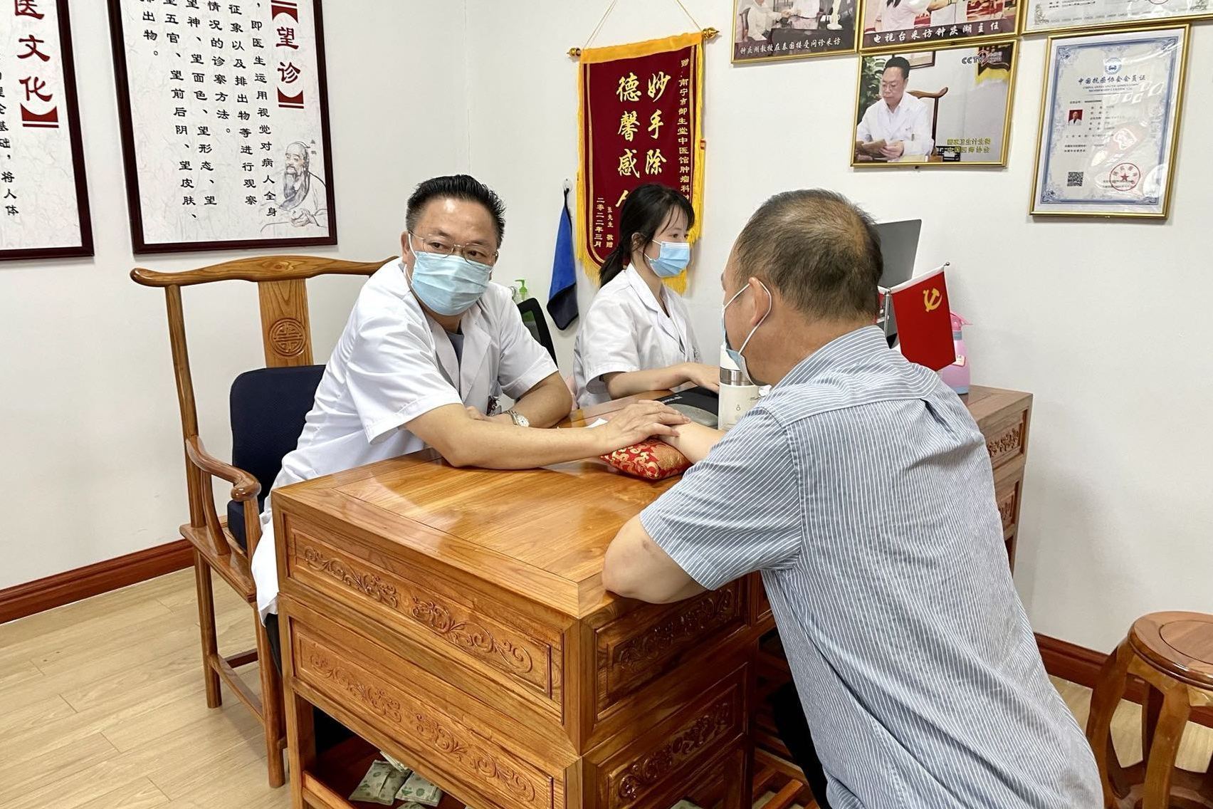 南寧御生堂特聘老中醫(yī)專家鐘慶湖簡(jiǎn)介:資深中醫(yī)善心造?；颊?></a><p class=