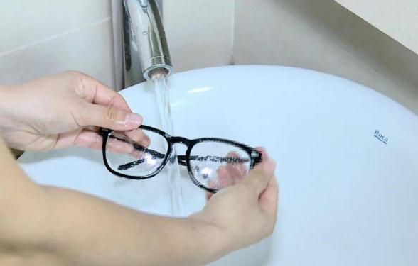 近視眼鏡清洗方法有哪些？戴近視眼鏡要注意什么？
