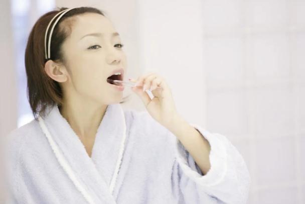 用鹽刷牙能去牙結(jié)石嗎？漱口水可以代替刷牙嗎？
