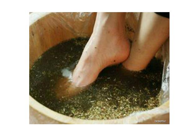 有腳氣時不能吃什么？艾葉泡腳能治腳氣嗎？