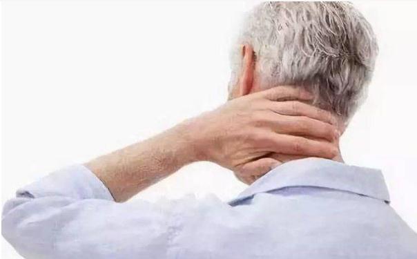 為什么老年人容易得頸椎?。款i椎病會(huì)引起手麻嗎？