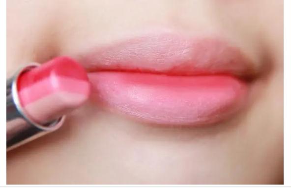 輕唇膏是什么？輕唇膏怎么涂抹？