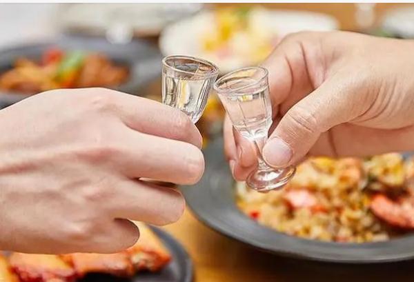 喝白酒有什么功效與作用？喝白酒時不能吃哪些食物？