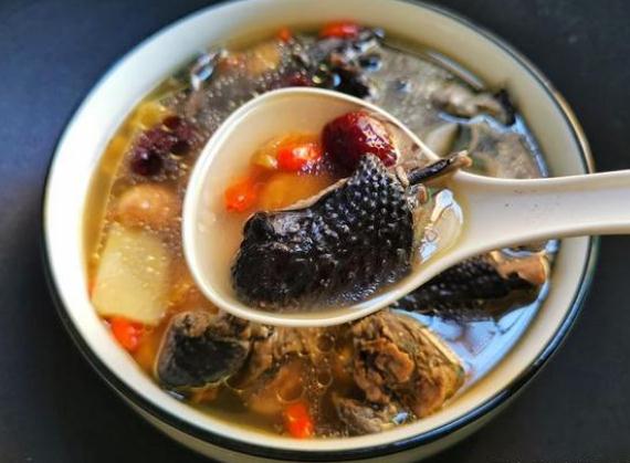 板栗排骨燒有什么功效？板栗烏雞湯有什么功效與作用？