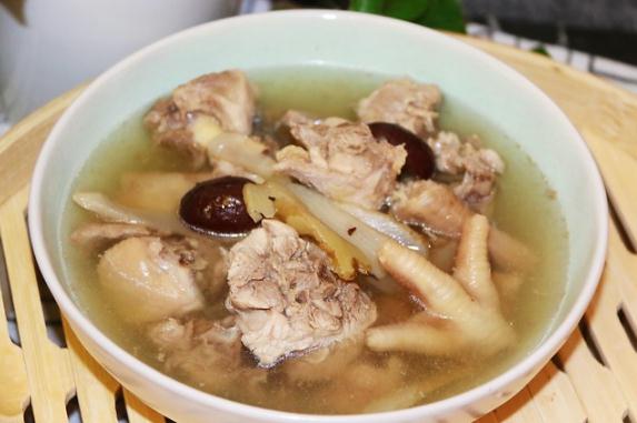玉竹紅棗煲雞湯有什么功效？玉竹可以直接泡水喝嗎？