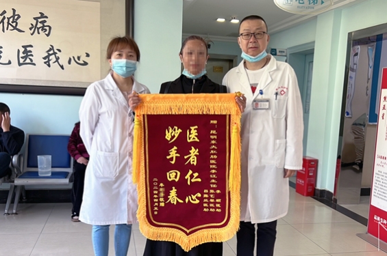 情暖患者,昆明東大肛腸醫(yī)院肛腸科醫(yī)術(shù)精湛獲患者贈錦旗
